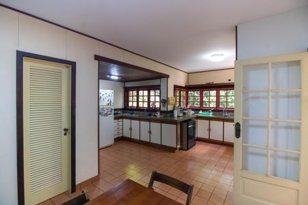 Casa à venda com 381m², 5 quartos e 4 vagas Casa à venda com 381m², 5 quartos e 4 vagasCozinha