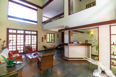 Casa à venda com 381m², 5 quartos e 4 vagas Casa à venda com 381m², 5 quartos e 4 vagasSala