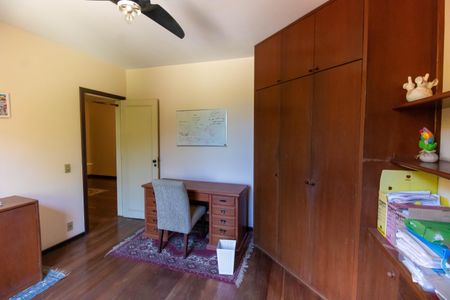 Casa à venda com 381m², 5 quartos e 4 vagas Casa à venda com 381m², 5 quartos e 4 vagasQuarto 2