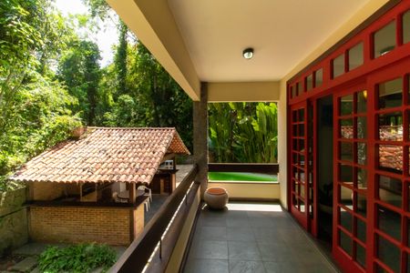 Casa à venda com 381m², 5 quartos e 4 vagas Casa à venda com 381m², 5 quartos e 4 vagasVaranda da Sala