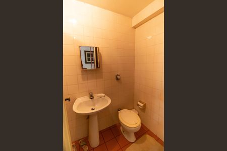 Casa à venda com 381m², 5 quartos e 4 vagas Casa à venda com 381m², 5 quartos e 4 vagasBanheiro de Serviço