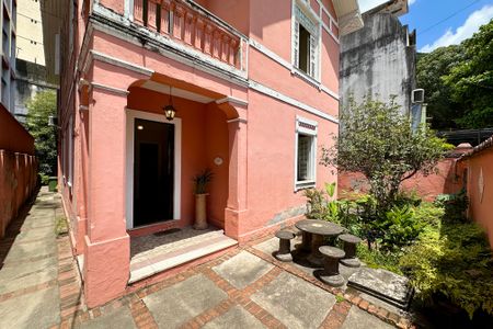 Casa à venda com 298m², 6 quartos e 3 vagas Casa à venda com 298m², 6 quartos e 3 vagasFachada