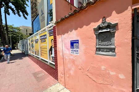 Casa à venda com 298m², 6 quartos e 3 vagas Casa à venda com 298m², 6 quartos e 3 vagasFachada