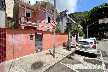 Casa à venda com 298m², 6 quartos e 3 vagas Casa à venda com 298m², 6 quartos e 3 vagasFachada