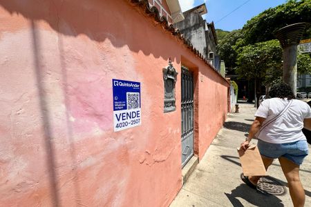 Casa à venda com 298m², 6 quartos e 3 vagas Casa à venda com 298m², 6 quartos e 3 vagasFachada