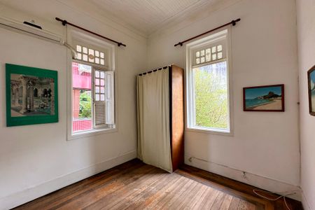 Casa à venda com 298m², 6 quartos e 3 vagas Casa à venda com 298m², 6 quartos e 3 vagasQuarto 4