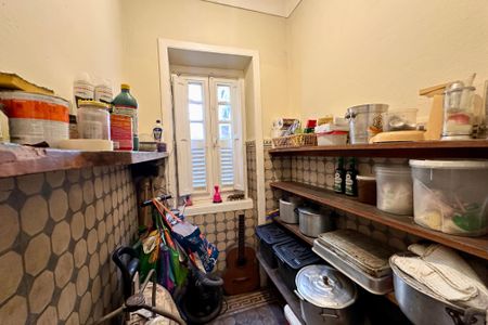 Casa à venda com 298m², 6 quartos e 3 vagas Casa à venda com 298m², 6 quartos e 3 vagasDespensa