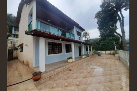 Casa à venda com 271m², 3 quartos e 4 vagas
