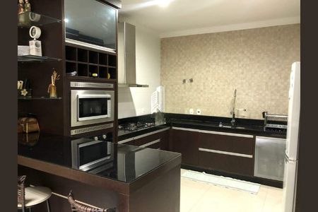 Casa à venda com 226m², 4 quartos e 4 vagas