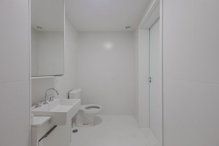 Banheiro de kitnet/studio para alugar com 1 quarto, 28m² em Perdizes, São Paulo