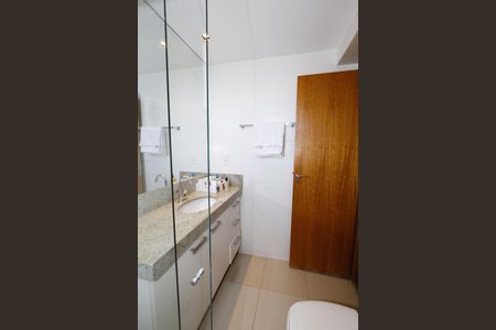 Apartamento à venda com 140m², 4 quartos e 4 vagasBanheiro do Quarto 2 e 3