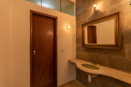 Casa à venda com 280m², 4 quartos e 4 vagasBanheiro Social