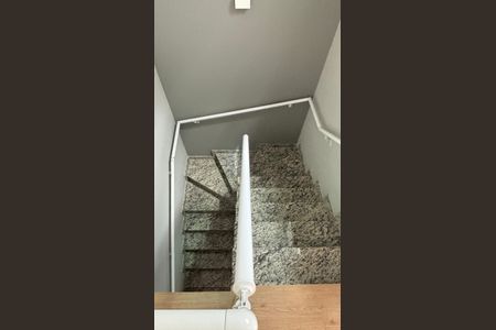 Casa à venda com 104m², 2 quartos e 2 vagasEscada