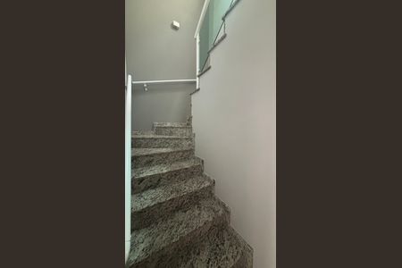 Casa à venda com 104m², 2 quartos e 2 vagasEscada