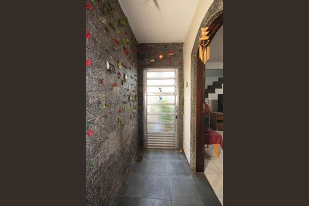 Casa à venda com 240m², 2 quartos e 2 vagasEntrada 