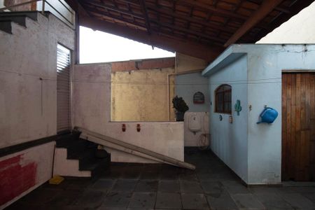 Casa à venda com 240m², 2 quartos e 2 vagasQuintal