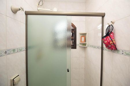 Casa à venda com 240m², 2 quartos e 2 vagasBanheiro da Suíte 2