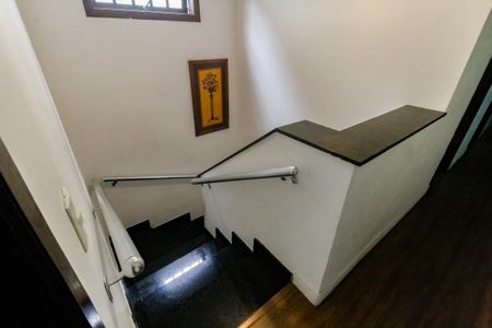 Casa para alugar com 155m², 4 quartos e 4 vagas Casa para alugar com 155m², 4 quartos e 4 vagasEscada acesso quartos