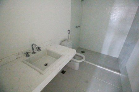 Apartamento à venda com 130m², 2 quartos e 3 vagasBanheiro da Suíte 1