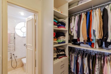 Apartamento para alugar com 189m², 3 quartos e 2 vagas Apartamento para alugar com 189m², 3 quartos e 2 vagasCloset da suíte 1