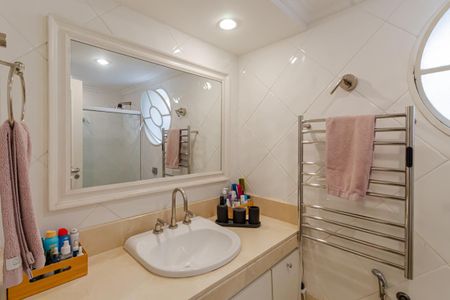 Apartamento para alugar com 189m², 3 quartos e 2 vagas Apartamento para alugar com 189m², 3 quartos e 2 vagasBanheiro da Suíte 1