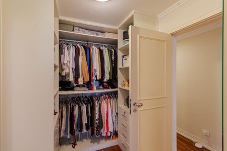 Apartamento para alugar com 189m², 3 quartos e 2 vagas Apartamento para alugar com 189m², 3 quartos e 2 vagasCloset da suíte 1