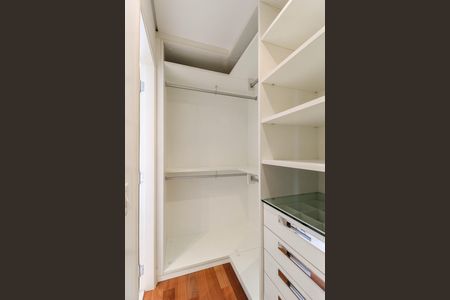 Apartamento à venda com 70m², 2 quartos e 2 vagas Apartamento à venda com 70m², 2 quartos e 2 vagasCloset da Suíte