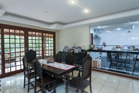 Casa de condomínio à venda com 539m², 6 quartos e 4 vagas Casa de condomínio à venda com 539m², 6 quartos e 4 vagasSala de Jantar