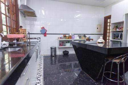 Casa de condomínio à venda com 539m², 6 quartos e 4 vagas Casa de condomínio à venda com 539m², 6 quartos e 4 vagasCozinha