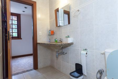 Casa de condomínio à venda com 539m², 6 quartos e 4 vagas Casa de condomínio à venda com 539m², 6 quartos e 4 vagasBanheiro Social 1