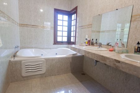 Casa de condomínio à venda com 539m², 6 quartos e 4 vagas Casa de condomínio à venda com 539m², 6 quartos e 4 vagasBanheiro da Suíte 4