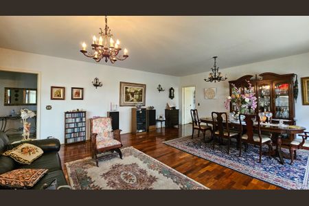 Casa à venda com 450m², 5 quartos e 7 vagas Casa à venda com 450m², 5 quartos e 7 vagasSala