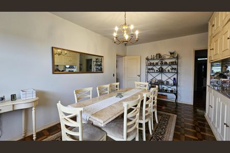 Casa à venda com 450m², 5 quartos e 7 vagas Casa à venda com 450m², 5 quartos e 7 vagasSala de Jantar