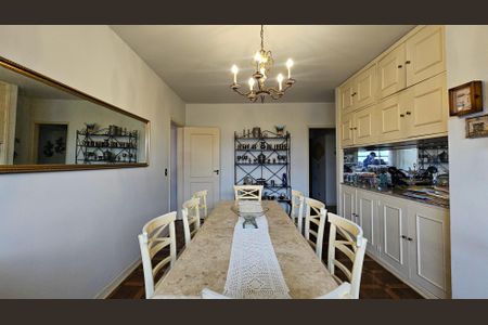 Casa à venda com 450m², 5 quartos e 7 vagas Casa à venda com 450m², 5 quartos e 7 vagasSala de Jantar