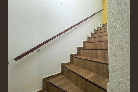 Casa à venda com 120m², 3 quartos e 4 vagas Casa à venda com 120m², 3 quartos e 4 vagasEscada