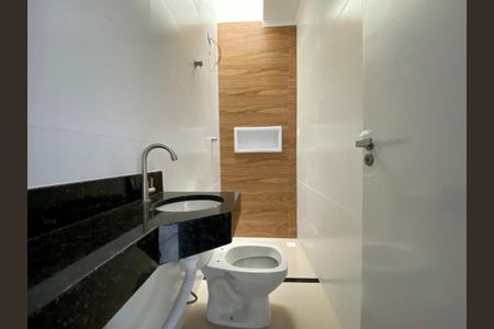 Banheiro de casa de condomínio para alugar com 2 quartos, 57m² em Vila Assuncao, Praia Grande