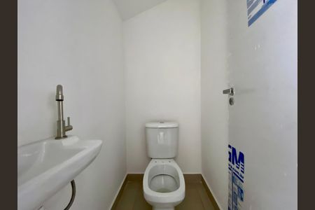Lavabo de casa de condomínio para alugar com 2 quartos, 57m² em Vila Assuncao, Praia Grande