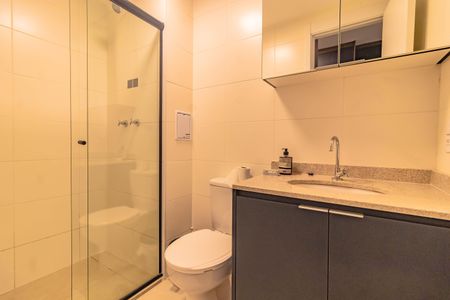 Banheiro social de kitnet/studio para alugar com 1 quarto, 30m² em Vila Santa Catarina, São Paulo