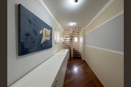 Casa de condomínio para alugar com 400m², 5 quartos e 6 vagasEscada