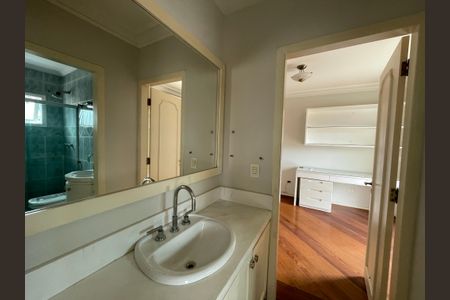 Casa de condomínio para alugar com 400m², 5 quartos e 6 vagasBanheiro da Suíte 2