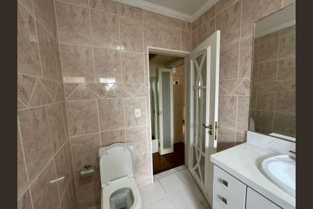 Casa de condomínio para alugar com 400m², 5 quartos e 6 vagasBanheiro da Suíte 4