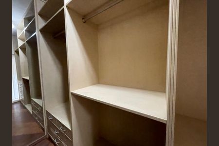 Casa de condomínio para alugar com 400m², 5 quartos e 6 vagasCloset Suíte 2