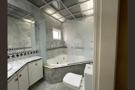 Casa de condomínio para alugar com 400m², 5 quartos e 6 vagasBanheiro da Suíte 3