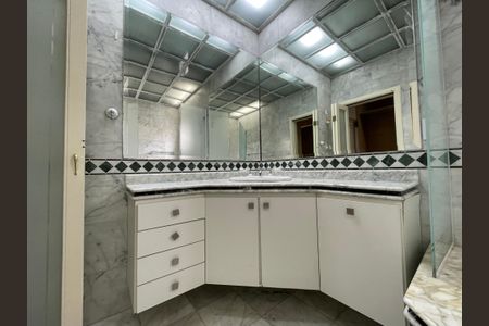 Casa de condomínio para alugar com 400m², 5 quartos e 6 vagasBanheiro da Suíte 3