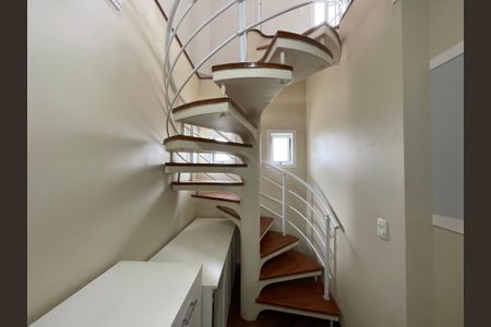 Casa de condomínio para alugar com 400m², 5 quartos e 6 vagasEscada