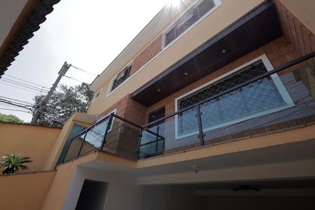 Casa à venda com 160m², 3 quartos e 2 vagas Casa à venda com 160m², 3 quartos e 2 vagasFachada