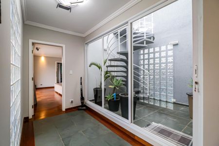 Casa para alugar com 550m², 5 quartos e 3 vagas Casa para alugar com 550m², 5 quartos e 3 vagasCorredor