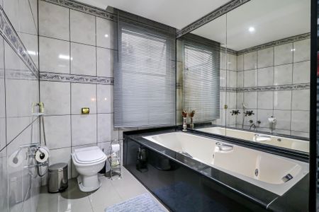 Casa para alugar com 550m², 5 quartos e 3 vagas Casa para alugar com 550m², 5 quartos e 3 vagasBanheiro Suíte 1