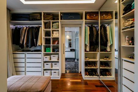 Casa para alugar com 550m², 5 quartos e 3 vagas Casa para alugar com 550m², 5 quartos e 3 vagasCloset Suíte 3