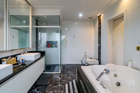 Casa para alugar com 550m², 5 quartos e 3 vagas Casa para alugar com 550m², 5 quartos e 3 vagasBanheiro Suíte 3